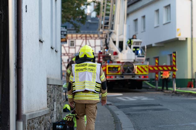 Gebäudebrand in frühen Morgenstunden Die Feuerwehr Lahnau wurde nach Informationen von Gemeindebrandinspektor Sebastian Schneider am Mittwoch, 17.07.2026, um 05:30 Uhr zu einem Gebäudebrand in den Ortsteil Waldgirmes alarmiert. Beim Eintreffen der Feuerwehr wurden stark verrauchte Rollläden festgestellt, Flammen waren bereits sichtbar. Wegen der Hohen Hitze konnte die Feuerwehr den Brand erst nur von außen bekämpfen, später gelang es den Brand unter Kontrolle zu bringen. Personen wurden nicht verletzt. die Bewohner konnten sich rechtzeitig retten. Es waren 50 Einsatzkräfte der Feuerwehren Lahnau und Wetzlar vor Ort. Lahnau Waldgirmes Hessen Deutschland *** Building Fire in the Early Morning Hours According to municipal fire inspecto