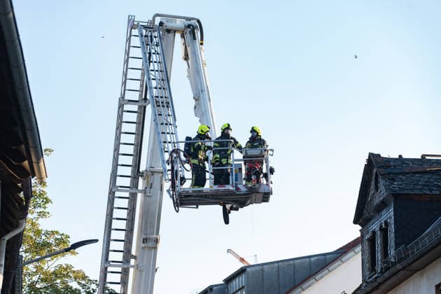Gebäudebrand in frühen Morgenstunden Die Feuerwehr Lahnau wurde nach Informationen von Gemeindebrandinspektor Sebastian Schneider am Mittwoch, 17.07.2026, um 05:30 Uhr zu einem Gebäudebrand in den Ortsteil Waldgirmes alarmiert. Beim Eintreffen der Feuerwehr wurden stark verrauchte Rollläden festgestellt, Flammen waren bereits sichtbar. Wegen der Hohen Hitze konnte die Feuerwehr den Brand erst nur von außen bekämpfen, später gelang es den Brand unter Kontrolle zu bringen. Personen wurden nicht verletzt. die Bewohner konnten sich rechtzeitig retten. Es waren 50 Einsatzkräfte der Feuerwehren Lahnau und Wetzlar vor Ort. Lahnau Waldgirmes Hessen Deutschland *** Building Fire in the Early Morning Hours According to municipal fire inspecto