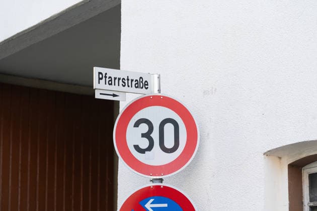 Gebäudebrand in frühen Morgenstunden Die Feuerwehr Lahnau wurde nach Informationen von Gemeindebrandinspektor Sebastian Schneider am Mittwoch, 17.07.2026, um 05:30 Uhr zu einem Gebäudebrand in den Ortsteil Waldgirmes alarmiert. Beim Eintreffen der Feuerwehr wurden stark verrauchte Rollläden festgestellt, Flammen waren bereits sichtbar. Wegen der Hohen Hitze konnte die Feuerwehr den Brand erst nur von außen bekämpfen, später gelang es den Brand unter Kontrolle zu bringen. Personen wurden nicht verletzt. die Bewohner konnten sich rechtzeitig retten. Es waren 50 Einsatzkräfte der Feuerwehren Lahnau und Wetzlar vor Ort. Lahnau Waldgirmes Hessen Deutschland *** Building Fire in the Early Morning Hours According to municipal fire inspecto