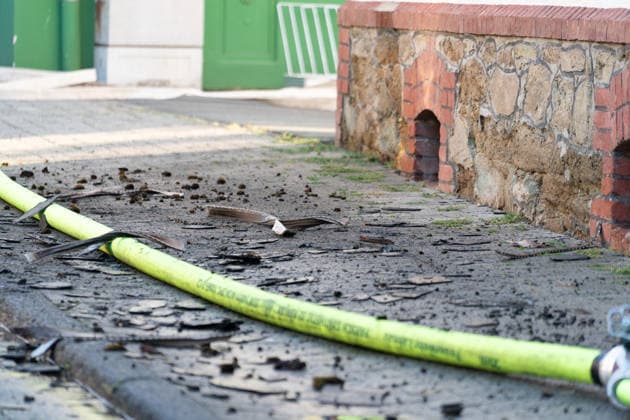 Gebäudebrand in frühen Morgenstunden Die Feuerwehr Lahnau wurde nach Informationen von Gemeindebrandinspektor Sebastian Schneider am Mittwoch, 17.07.2026, um 05:30 Uhr zu einem Gebäudebrand in den Ortsteil Waldgirmes alarmiert. Beim Eintreffen der Feuerwehr wurden stark verrauchte Rollläden festgestellt, Flammen waren bereits sichtbar. Wegen der Hohen Hitze konnte die Feuerwehr den Brand erst nur von außen bekämpfen, später gelang es den Brand unter Kontrolle zu bringen. Personen wurden nicht verletzt. die Bewohner konnten sich rechtzeitig retten. Es waren 50 Einsatzkräfte der Feuerwehren Lahnau und Wetzlar vor Ort. Lahnau Waldgirmes Hessen Deutschland *** Building Fire in the Early Morning Hours According to municipal fire inspecto