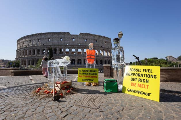 IPA86699883 - Ice Workers flash mob organized by Greenpeace Italy activists near the Colosseum in Rome to mark the European Day for Victims of the Global Climate Crisis  Copyright: xMatteoxNardonex xx 86699883