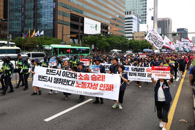South Korean Unionists Stage General Strike for Labor Rights Members of the Korean Confederation of Trade Unions (KCTU) march during a general strike rally calling for guaranteed labor rights in Seoul, South Korea, on July 15, 2026. The KCTU staged the walkout to press principal contractors into direct bargaining with subcontracted workers, months after South Korea s revised Trade Union Act took effect in March. Seoul South Korea  Copyright: xMatrixxImages JungxUi-Chelx