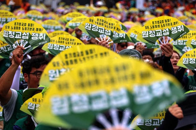 South Korean Unionists Stage General Strike for Labor Rights Members of the Korean Confederation of Trade Unions (KCTU) shout slogans during a general strike rally calling for guaranteed labor rights in Seoul, South Korea, on July 15, 2026. The KCTU staged the walkout to press principal contractors into direct bargaining with subcontracted workers, months after South Korea s revised Trade Union Act took effect in March. Seoul South Korea  Copyright: xMatrixxImages JungxUi-Chelx