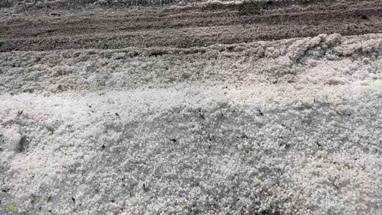 Unwetter in Reutlingen, Eine schwere Gewitterzelle mit intensivem Hagel zieht über Reutlingen hinweg. Innerhalb kurzer Zeit gehen kräftige Regenfälle und teils größerer Hagel nieder. Straßen und Plätze stehen stellenweise unter Wasser, während Blitz und Donner das Unwetter begleiten. Reutlingen Baden-Württemberg Deutschland Reutlingen *** Severe weather in Reutlingen: A severe thunderstorm cell with intense hail is moving across Reutlingen. Within a short time, heavy rain and, in some cases, large hailstones are falling. Streets and squares are flooded in places, while lightning and thunder accompany the storm. Reutlingen, Baden-Württemberg, Germany. Reutlingen Copyright: x xonw-imagesx xNicklasxWaltherx