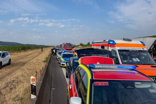 Kollision zwischen Roller und Quad beide Fahrer schwer verletzt Am 15.07.2026 kam es auf der B41 zwischen den Anschlussstellen Rüdesheim und Winzenheim zu einer Kollision zwischen einem Roller und einem Quad. Beide Fahrer wurden schwerstverletzt. Der Quadfahrer wurde bodengebunden mit einem Notarzt, der Rollerfahrer mit dem Rettungshubschrauber Christoph 66 aus Imsweiler in einen Schockraum gebracht. Vor Ort waren drei Rettungswagen, ein Notarzteinsatzfahrzeug und der Rettungshubschrauber im Einsatz, die B41 wurde vollgesperrt. Ein Gutachter wurde informiert, Unfallhergang und -ursache waren zunächst unklar. Bad Kreuznach B 41 Rheinland-Pfalz Deutschland *** Collision Between Scooter and ATV—Both Drivers Seriously Injured On July 15,