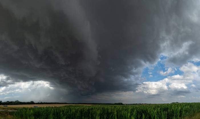 UNWETTER ÜBER THÜRINGEN ** NUR FÜR REDAKTIONELLE ZWECKE ** EDITORIAL USE ONLY **<p>14 07 2026-Oppershausen: Panoramafoto - Eine Superzelle zieht am Abend in Thüringen von Mühlhausen in Richtung Gotha, wie hier bei Oppershausen (Unstrut-Hainich-Kreis) fotografiert. ( Deutschland Thueringen Oppershausen Copyright: SaschaxFromm *** SEVERE WEATHER OVER THURINGIA ** FOR EDITORIAL USE ONLY ** EDITORIAL USE ONLY ** July 14, 2026 Oppershausen Panoramic photo A supercell moves across Thuringia in the evening from Mühlhausen toward Gotha, as photographed here near Oppershausen in the Unstrut-Hainich district, Germany, Thuringia, Oppershausen. Copyright SaschaxFromm Copyright: SaschaxFromm doc86q4zhjdpcl18c9ikqmi ,EDITORIAL USE ONLY