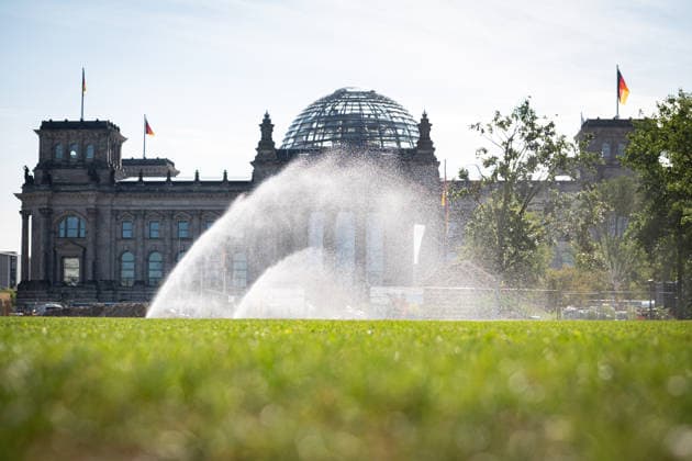 Berlin, Rasensprenger Ein Rasensprenger auf der Wiese vor dem Bundestag am 15.07.2026 in Berlin. Berlin Bundeskanzleramt Berlin Deutschland *** Berlin, Lawn Sprinkler A lawn sprinkler on the lawn in front of the Bundestag on July 15, 2026, in Berlin, Berlin, Federal Chancellery, Berlin, Germany