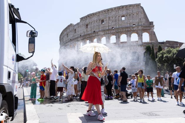 News Bilder des Tages IPA86702498 - Tourists seek relief from the heat under the misting spray in front of the Colosseum in Rome  Copyright: xMatteoxNardonex xx 86702498