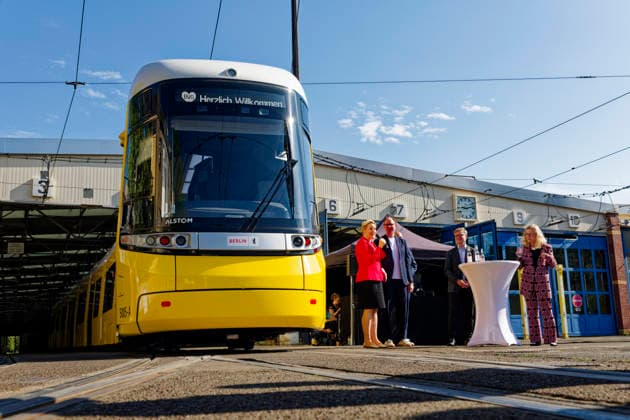 BVG Urbanliner-Tram im Fahrgastbetrieb 2026-07-15 Deutschland, Berlin 50-m-Tram Urbanliner der Berliner Verkehrsbetriebe BVG auf der Linie M4 im Fahrgastbetrieb. Bei der Übergabe auf dem Betriebshof Weißensee im Bild v.l. Christoph laes, Vertriebsleiter für zentral- und Nordeuropa bei Hersteller Alstom, Franziska Giffey (SPD), Senatorin für Wirtschaft, Energie und Betriebe in Berlin, Henrik Falk, Vorstandsvorsitzender der BVG, Ute Bonde (CDU), Senatorin für Mobilität, Verkehr, Klimaschutz und Umwelt in Berlin. *** BVG Urbanliner tram in passenger service July 15, 2026, Germany, Berlin: A 50-meter Urbanliner tram operated by Berliner Verkehrsbetriebe (BVG) on Line M4 in passenger service. Pictured at the handover ceremony at