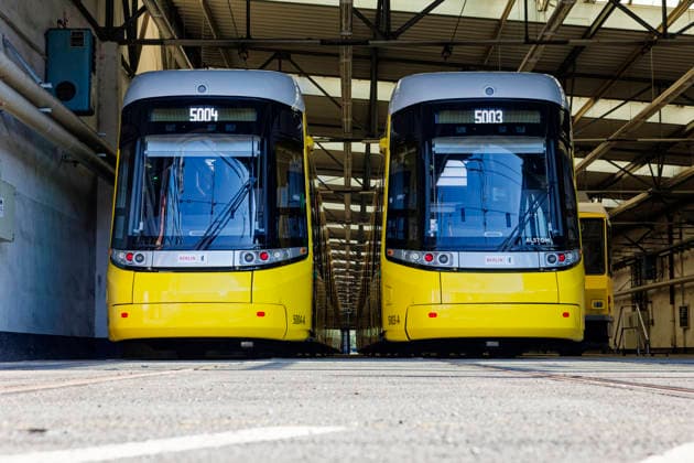 BVG Urbanliner-Tram im Fahrgastbetrieb 2026-07-15 Deutschland, Berlin 50-m-Tram Urbanliner der Berliner Verkehrsbetriebe BVG auf der Linie M4 im Fahrgastbetrieb. Im Bild warten zwei weitere Fahrzeuge in Weißensee auf ihren Einsatz. *** BVG Urbanliner Tram in Passenger Service July 15, 2026, Berlin, Germany: A 50-meter Urbanliner tram operated by Berliner Verkehrsbetriebe (BVG) on Line M4 in passenger service. In the photo, two additional trams are waiting in Weißensee to be put into service.