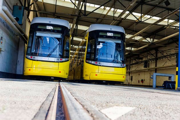 BVG Urbanliner-Tram im Fahrgastbetrieb 2026-07-15 Deutschland, Berlin 50-m-Tram Urbanliner der Berliner Verkehrsbetriebe BVG auf der Linie M4 im Fahrgastbetrieb. Im Bild warten zwei weitere Fahrzeuge in Weißensee auf ihren Einsatz. *** BVG Urbanliner Tram in Passenger Service July 15, 2026, Berlin, Germany: A 50-meter Urbanliner tram operated by Berliner Verkehrsbetriebe (BVG) on Line M4 in passenger service. In the photo, two additional trams are waiting in Weißensee to be put into service.