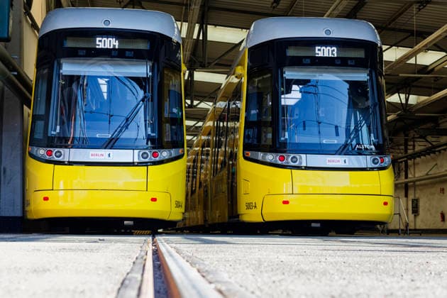 BVG Urbanliner-Tram im Fahrgastbetrieb 2026-07-15 Deutschland, Berlin 50-m-Tram Urbanliner der Berliner Verkehrsbetriebe BVG auf der Linie M4 im Fahrgastbetrieb. Im Bild warten zwei weitere Fahrzeuge in Weißensee auf ihren Einsatz. *** BVG Urbanliner Tram in Passenger Service July 15, 2026, Berlin, Germany: A 50-meter Urbanliner tram operated by Berliner Verkehrsbetriebe (BVG) on Line M4 in passenger service. In the photo, two additional trams are waiting in Weißensee to be put into service.