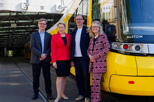 BVG Urbanliner-Tram im Fahrgastbetrieb 2026-07-15 Deutschland, Berlin 50-m-Tram Urbanliner der Berliner Verkehrsbetriebe BVG auf der Linie M4 im Fahrgastbetrieb. Bei der Übergabe auf dem Betriebshof Weißensee im Bild v.l. Christoph laes, Vertriebsleiter für zentral- und Nordeuropa bei Hersteller Alstom, Franziska Giffey (SPD), Senatorin für Wirtschaft, Energie und Betriebe in Berlin, Henrik Falk, Vorstandsvorsitzender der BVG, Ute Bonde (CDU), Senatorin für Mobilität, Verkehr, Klimaschutz und Umwelt in Berlin. *** BVG Urbanliner tram in passenger service July 15, 2026, Germany, Berlin: A 50-meter Urbanliner tram operated by Berliner Verkehrsbetriebe (BVG) on Line M4 in passenger service. Pictured at the handover ceremony at