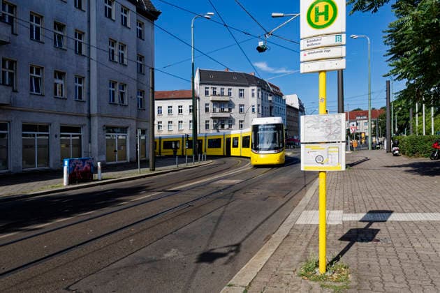 BVG Urbanliner-Tram im Fahrgastbetrieb 2026-07-15 Deutschland, Berlin 50-m-Tram Urbanliner der Berliner Verkehrsbetriebe BVG auf der Linie M4 im Fahrgastbetrieb. Im Bild verlässt der Premiere-Urbanliner den Betriebshof auf seiner Fahrt in Richtung Endhaltestelle Hackescher Markt in Berlin-Mitte. *** BVG Urbanliner tram in passenger service July 15, 2026, Germany, Berlin: A 50-meter Urbanliner tram operated by Berliner Verkehrsbetriebe (BVG) on Line M4 in passenger service. The photo shows the first Urbanliner leaving the depot on its way to the terminal stop at Hackescher Markt in Berlin Mitte.