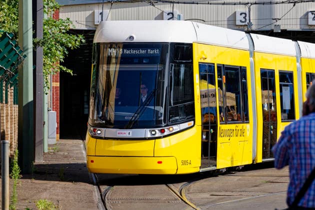 BVG Urbanliner-Tram im Fahrgastbetrieb 2026-07-15 Deutschland, Berlin 50-m-Tram Urbanliner der Berliner Verkehrsbetriebe BVG auf der Linie M4 im Fahrgastbetrieb. Im Bild verlässt der Premiere-Urbanliner den Betriebshof auf seiner Fahrt in Richtung Endhaltestelle Hackescher Markt in Berlin-Mitte. *** BVG Urbanliner tram in passenger service July 15, 2026, Germany, Berlin: A 50-meter Urbanliner tram operated by Berliner Verkehrsbetriebe (BVG) on Line M4 in passenger service. The photo shows the first Urbanliner leaving the depot on its way to the terminal stop at Hackescher Markt in Berlin Mitte.