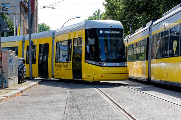 BVG Urbanliner-Tram im Fahrgastbetrieb 2026-07-15 Deutschland, Berlin 50-m-Tram Urbanliner der Berliner Verkehrsbetriebe BVG auf der Linie M4 im Fahrgastbetrieb. Im Bild verlässt der Premiere-Urbanliner den Betriebshof auf seiner Fahrt in Richtung Endhaltestelle Hackescher Markt in Berlin-Mitte. *** BVG Urbanliner tram in passenger service July 15, 2026, Germany, Berlin: A 50-meter Urbanliner tram operated by Berliner Verkehrsbetriebe (BVG) on Line M4 in passenger service. The photo shows the first Urbanliner leaving the depot on its way to the terminal stop at Hackescher Markt in Berlin Mitte.