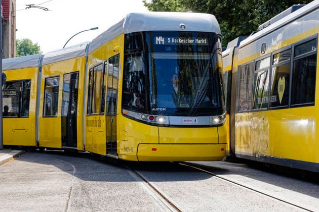 BVG Urbanliner-Tram im Fahrgastbetrieb 2026-07-15 Deutschland, Berlin 50-m-Tram Urbanliner der Berliner Verkehrsbetriebe BVG auf der Linie M4 im Fahrgastbetrieb. Im Bild verlässt der Premiere-Urbanliner den Betriebshof auf seiner Fahrt in Richtung Endhaltestelle Hackescher Markt in Berlin-Mitte. *** BVG Urbanliner tram in passenger service July 15, 2026, Germany, Berlin: A 50-meter Urbanliner tram operated by Berliner Verkehrsbetriebe (BVG) on Line M4 in passenger service. The photo shows the first Urbanliner leaving the depot on its way to the terminal stop at Hackescher Markt in Berlin Mitte.
