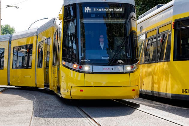 BVG Urbanliner-Tram im Fahrgastbetrieb 2026-07-15 Deutschland, Berlin 50-m-Tram Urbanliner der Berliner Verkehrsbetriebe BVG auf der Linie M4 im Fahrgastbetrieb. Im Bild verlässt der Premiere-Urbanliner den Betriebshof auf seiner Fahrt in Richtung Endhaltestelle Hackescher Markt in Berlin-Mitte. *** BVG Urbanliner tram in passenger service July 15, 2026, Germany, Berlin: A 50-meter Urbanliner tram operated by Berliner Verkehrsbetriebe (BVG) on Line M4 in passenger service. The photo shows the first Urbanliner leaving the depot on its way to the terminal stop at Hackescher Markt in Berlin Mitte.