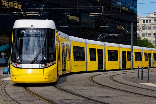 BVG Urbanliner-Tram im Fahrgastbetrieb 2026-07-15 Deutschland, Berlin 50-m-Tram Urbanliner der Berliner Verkehrsbetriebe BVG auf der Linie M4 im Fahrgastbetrieb. Im Bild der Premiere-Urbanliner am Verkehrsknoten S- und U-Bahnhof Alexanderplatz. *** BVG Urbanliner Tram in Passenger Service July 15, 2026, Berlin, Germany: A 50-meter Urbanliner tram operated by Berliner Verkehrsbetriebe (BVG) on Line M4 in passenger service. Pictured here is the Urbanliner’s debut at the Alexanderplatz S- and U-Bahn station transit hub.