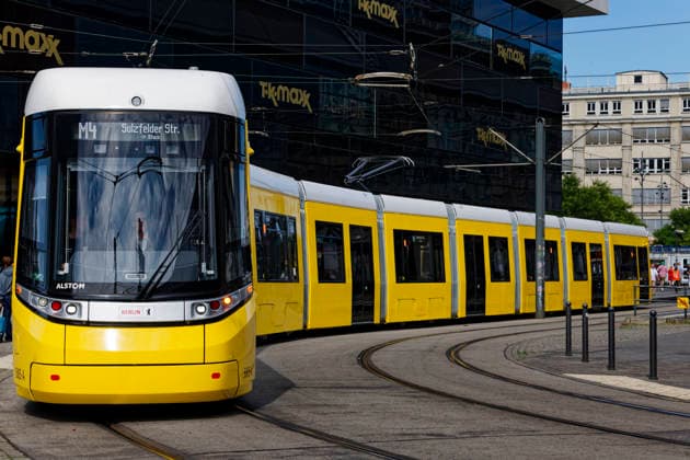 News Bilder des Tages BVG Urbanliner-Tram im Fahrgastbetrieb 2026-07-15 Deutschland, Berlin 50-m-Tram Urbanliner der Berliner Verkehrsbetriebe BVG auf der Linie M4 im Fahrgastbetrieb. Im Bild der Premiere-Urbanliner am Verkehrsknoten S- und U-Bahnhof Alexanderplatz. *** BVG Urbanliner Tram in Passenger Service July 15, 2026, Berlin, Germany: A 50-meter Urbanliner tram operated by Berliner Verkehrsbetriebe (BVG) on Line M4 in passenger service. Pictured here is the Urbanliner’s debut at the Alexanderplatz S- and U-Bahn station transit hub.