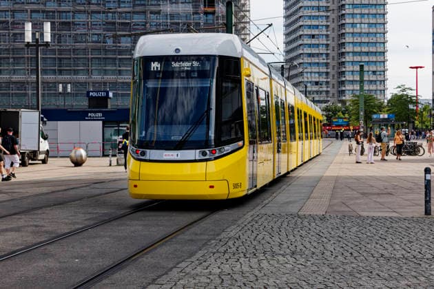 BVG Urbanliner-Tram im Fahrgastbetrieb 2026-07-15 Deutschland, Berlin 50-m-Tram Urbanliner der Berliner Verkehrsbetriebe BVG auf der Linie M4 im Fahrgastbetrieb. Im Bild der Premiere-Urbanliner am Verkehrsknoten S- und U-Bahnhof Alexanderplatz. *** BVG Urbanliner Tram in Passenger Service July 15, 2026, Berlin, Germany: A 50-meter Urbanliner tram operated by Berliner Verkehrsbetriebe (BVG) on Line M4 in passenger service. Pictured here is the Urbanliner’s debut at the Alexanderplatz S- and U-Bahn station transit hub.