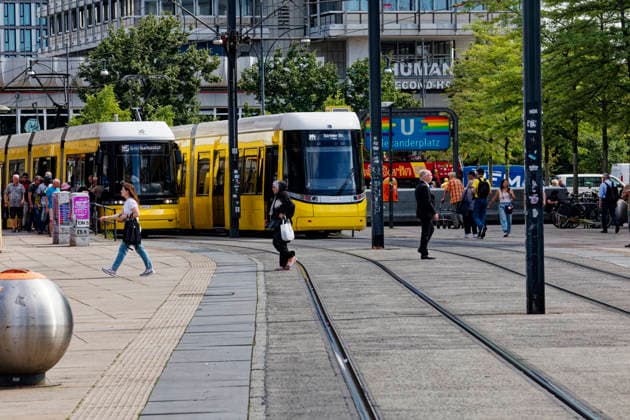 BVG Urbanliner-Tram im Fahrgastbetrieb 2026-07-15 Deutschland, Berlin 50-m-Tram Urbanliner der Berliner Verkehrsbetriebe BVG auf der Linie M4 im Fahrgastbetrieb. Im Bild der Premiere-Urbanliner am Verkehrsknoten S- und U-Bahnhof Alexanderplatz. *** BVG Urbanliner Tram in Passenger Service July 15, 2026, Berlin, Germany: A 50-meter Urbanliner tram operated by Berliner Verkehrsbetriebe (BVG) on Line M4 in passenger service. Pictured here is the Urbanliner’s debut at the Alexanderplatz S- and U-Bahn station transit hub.