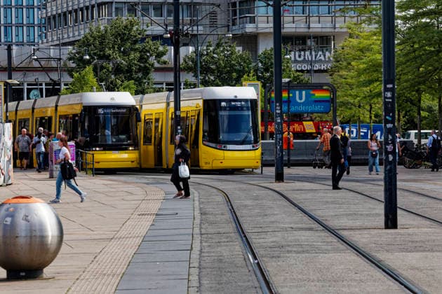 BVG Urbanliner-Tram im Fahrgastbetrieb 2026-07-15 Deutschland, Berlin 50-m-Tram Urbanliner der Berliner Verkehrsbetriebe BVG auf der Linie M4 im Fahrgastbetrieb. Im Bild der Premiere-Urbanliner am Verkehrsknoten S- und U-Bahnhof Alexanderplatz. *** BVG Urbanliner Tram in Passenger Service July 15, 2026, Berlin, Germany: A 50-meter Urbanliner tram operated by Berliner Verkehrsbetriebe (BVG) on Line M4 in passenger service. Pictured here is the Urbanliner’s debut at the Alexanderplatz S- and U-Bahn station transit hub.