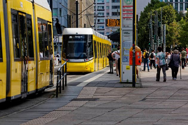 BVG Urbanliner-Tram im Fahrgastbetrieb 2026-07-15 Deutschland, Berlin 50-m-Tram Urbanliner der Berliner Verkehrsbetriebe BVG auf der Linie M4 im Fahrgastbetrieb. Im Bild der Premiere-Urbanliner am Verkehrsknoten S- und U-Bahnhof Alexanderplatz. *** BVG Urbanliner Tram in Passenger Service July 15, 2026, Berlin, Germany: A 50-meter Urbanliner tram operated by Berliner Verkehrsbetriebe (BVG) on Line M4 in passenger service. Pictured here is the Urbanliner’s debut at the Alexanderplatz S- and U-Bahn station transit hub.