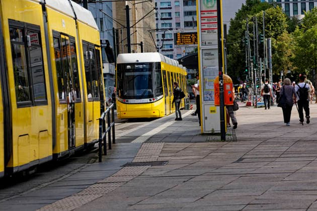BVG Urbanliner-Tram im Fahrgastbetrieb 2026-07-15 Deutschland, Berlin 50-m-Tram Urbanliner der Berliner Verkehrsbetriebe BVG auf der Linie M4 im Fahrgastbetrieb. Im Bild der Premiere-Urbanliner am Verkehrsknoten S- und U-Bahnhof Alexanderplatz. *** BVG Urbanliner Tram in Passenger Service July 15, 2026, Berlin, Germany: A 50-meter Urbanliner tram operated by Berliner Verkehrsbetriebe (BVG) on Line M4 in passenger service. Pictured here is the Urbanliner’s debut at the Alexanderplatz S- and U-Bahn station transit hub.