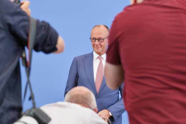 Berlin, Deutschland, 15.07.2026: Haus der Bundespressekonferenz: Sommerpresskonferenz: Bundeskanzler Friedrich Merz (CDU) kommt an und steht vor Fotografen. *** Berlin, Germany, July 15, 2026, Federal Press Conference Center, Summer Press Conference: Chancellor Friedrich Merz of the CDU arrives and stands in front of photographers Copyright: xdtsxNachrichtenagenturx dts_127718