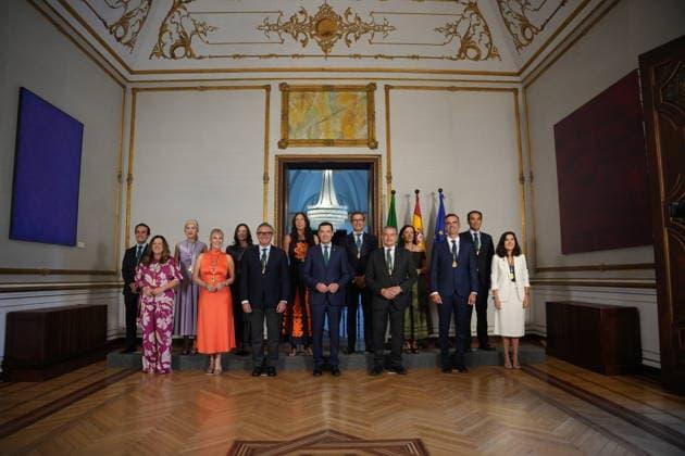 Medal presentation ceremony for the ministers of the new Andalusian government TOP L-R: Mario Munoz Atanet, Minister of Public Works and Mobility; Patricia del Pozo, Minister of Culture, Sports, and Historical Heritage; Adolfina Martínez Guirado, Minister of Housing, Youth, and Land Use Planning, Rocío Díaz; the Minister of Social Services, Family, and Equality, Loles López; the Minister of Universities, Industry, Energy, and Innovation, Jorge Paradela; the Minister of Sustainability and the Environment, Adolfina Martínez Guirado; and the Minister of Artificial Intelligence, Digital Development and Public Administration, José Antonio Nieto BELOW L The Minister of Education, María del Carmen Castillo The Third Vice President and Minister of  Copyright: xMariaxJosÃ xLopezx 7665817