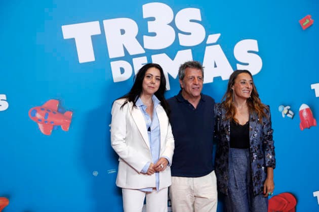 July 15, 2026, Madrid, Madrid, Spain: Actors CARMEN RUIZ (L), DAVID LORENTE (C) and RAQUEL GUERRERO (R) pose for the media during the photocall presenting the new family comedy Tres de mas at the Urso Hotel. The film follows the story of Julia and Ernesto, a successful couple enjoying a child-free life until they suddenly wake up with three kids calling them mom and dad, forcing them to learn parenthood overnight while discovering the origin of the children. Madrid Spain - ZUMAo127 20260715_zep_o127_074 Copyright: xHugoxOrtunox
