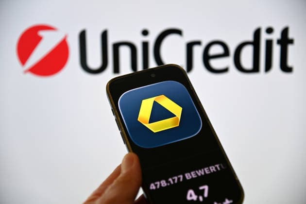 Unicredit’s takeover of Commerzbank is virtually unstoppable. Since making its initial investment two years ago, the major Italian bank has steadily increased its stake and now controls nearly 50 percent of Germany’s second-largest private bank. The UniCredit app on a smartphone in front of the UniCredit logo. The bank is expanding its dig