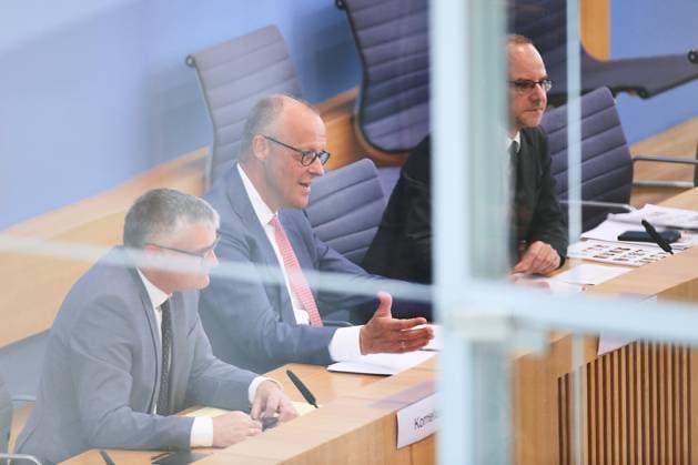 Berlin, Deutschland, 15.07.2026: Haus der Bundespressekonferenz: Sommerpresskonferenz: Bundeskanzler Friedrich Merz (CDU) vor Journalisten, links Regierungssprecher Stefan Kornelius, rechts Tim Szent-Iványi vom RND, der die Pressekonferenz leitet *** Berlin, Germany, July 15, 2026, Federal Press Conference Center: Summer press conference with Chancellor Friedrich Merz (CDU) in front of journalists; on the left is Government Spokesperson Stefan Kornelius; on the right is Tim Szent Iványi of the RND, who is chairing the press conference Copyright: xdtsxNachrichtenagenturx dts_127725
