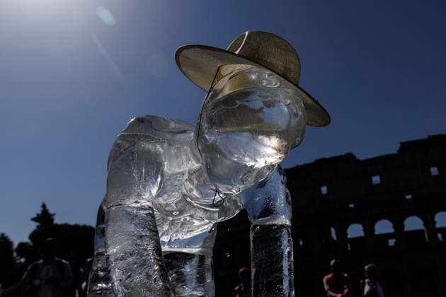 News Bilder des Tages July 15, 2026, Rome, Italia, Italy: Green Peace initiative on the occasion of the European Day for the Victims of the Climate Crisis. In the photo, some ice statues depicting some of the categories of workers most exposed to heat waves. Rome, 15 07 2026. Rome Italy  - ZUMAa289 20260715_zia_a289_028 Copyright: xFrancescoxFotiax xAgfx