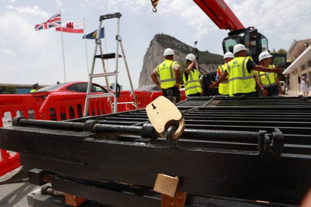 Pedro Sánchez attends the demolition ceremony for the Gibraltar Fence Workers removing the Gibraltar Fence July 15, 2026, in La Línea de la Concepción, Cádiz, Andalusia, Spain The fence separating Gibraltar from Spain has been, for over a century, the symbol of the division between the British colony and the surrounding Campo de Gibraltar region, even serving as a literal barrier during the Franco era, but as of this Wednesday, it has become a thing of the past by virtue of the agreement reached between the United Kingdom and the European Union to facilitate the Rock’s relationship with the bloc following Brexit JULY 15, 2026 Rocí La Línea de la Concepción, Cádiz La Línea de la Concepción, Cádiz Spain  Copyright: xRocioxRuzx 7666128
