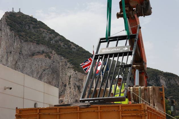 Pedro Sánchez attends the demolition ceremony for the Gibraltar Fence Workers removing the Gibraltar Fence July 15, 2026, in La Línea de la Concepción, Cádiz, Andalusia, Spain The fence separating Gibraltar from Spain has been, for over a century, the symbol of the division between the British colony and the surrounding Campo de Gibraltar region, even serving as a literal barrier during the Franco era, but as of this Wednesday, it has become a thing of the past by virtue of the agreement reached between the United Kingdom and the European Union to facilitate the Rock’s relationship with the bloc following Brexit JULY 15, 2026 Rocí La Línea de la Concepción, Cádiz La Línea de la Concepción, Cádiz Spain  Copyright: xRocioxRuzx 7666133