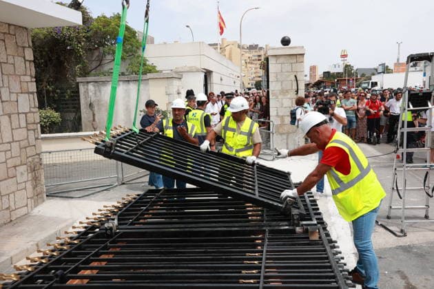 Pedro Sánchez attends the demolition ceremony for the Gibraltar Fence Workers removing the Gibraltar Fence July 15, 2026, in La Línea de la Concepción, Cádiz, Andalusia, Spain The fence separating Gibraltar from Spain has been, for over a century, the symbol of the division between the British colony and the surrounding Campo de Gibraltar region, even serving as a literal barrier during the Franco era, but as of this Wednesday, it has become a thing of the past by virtue of the agreement reached between the United Kingdom and the European Union to facilitate the Rock’s relationship with the bloc following Brexit JULY 15, 2026 Rocí La Línea de la Concepción, Cádiz La Línea de la Concepción, Cádiz Spain  Copyright: xRocioxRuzx 7666134