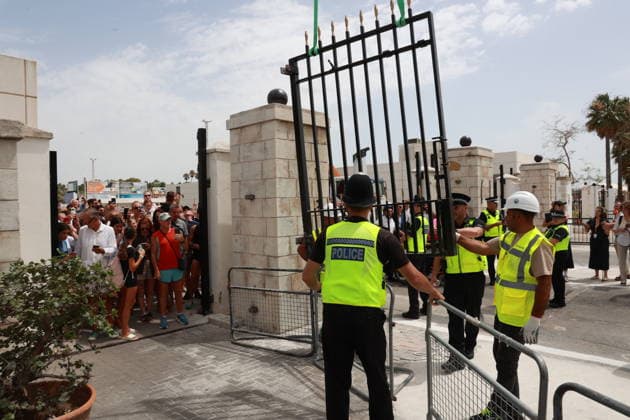 Pedro Sánchez attends the demolition ceremony for the Gibraltar Fence Workers removing the Gibraltar Fence July 15, 2026, in La Línea de la Concepción, Cádiz, Andalusia, Spain The fence separating Gibraltar from Spain has been, for over a century, the symbol of the division between the British colony and the surrounding Campo de Gibraltar region, even serving as a literal barrier during the Franco era, but as of this Wednesday, it has become a thing of the past by virtue of the agreement reached between the United Kingdom and the European Union to facilitate the Rock’s relationship with the bloc following Brexit JULY 15, 2026 Rocí La Línea de la Concepción, Cádiz La Línea de la Concepción, Cádiz Spain  Copyright: xRocioxRuzx 7666137