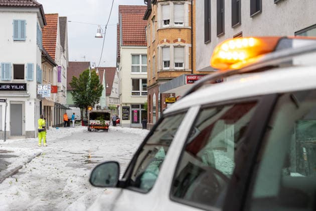 Themenbilder: Hagel in Reutlingen, 15.07.2026, Themenbilder: Hagel in Reutlingen, 15.07.2026, Metzgerstrasse voll mit Hagel und wird gesperrt. *** Themed Photos: Hail in Reutlingen, July 15, 2026, Themed Photos: Hail in Reutlingen, July 15, 2026, Metzgerstrasse is covered in hail and is closed to traffic Copyright: xDROFITSCH EIBNERx EP_ddh