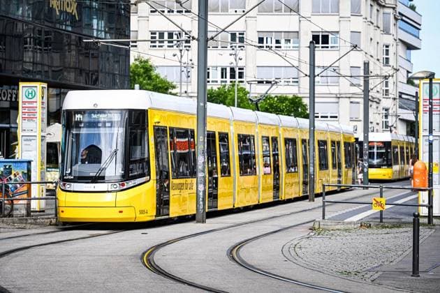 Start des Urbanliners der BVG ** NUR FÜR REDAKTIONELLE ZWECKE ** EDITORIAL USE ONLY **<p>Start des Urbanliners der BVG, Eine neue Urbanliner Straßenbahn fährt zur ersten offiziellen Fahrt im Fahrgastbetrieb aus dem Betriebshof Weissensee. Die neue 50 Meter lange Straßenbahn ist größer als vorherige Modelle und wird zunächst auf der stark nachgefragten Linie M4 unterwegs sein, fotografiert am 15.07.2026 in Berlin Berlin Berlin Berlin Copyright: MaurizioxGambarini *** Launch of the BVG Urbanliner ** FOR EDITORIAL USE ONLY ** EDITORIAL USE ONLY ** p Launch of the BVG Urbanliner: A new Urbanliner tram departs from the Weissensee depot for its first official passenger service. The new 50-meter-long tram is larger than previous models a Copyright: MaurizioxGambarini doc86q6zhgidhthbcffqhn ,EDITORIAL USE ONLY