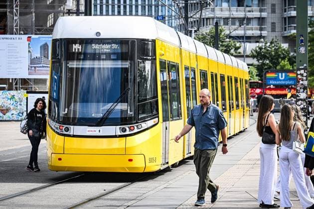 Start des Urbanliners der BVG ** NUR FÜR REDAKTIONELLE ZWECKE ** EDITORIAL USE ONLY **<p>Start des Urbanliners der BVG, Eine neue Urbanliner Straßenbahn fährt zur ersten offiziellen Fahrt im Fahrgastbetrieb aus dem Betriebshof Weissensee. Die neue 50 Meter lange Straßenbahn ist größer als vorherige Modelle und wird zunächst auf der stark nachgefragten Linie M4 unterwegs sein, fotografiert am 15.07.2026 in Berlin Berlin Berlin Berlin Copyright: MaurizioxGambarini *** Launch of the BVG Urbanliner ** FOR EDITORIAL USE ONLY ** EDITORIAL USE ONLY ** p Launch of the BVG Urbanliner: A new Urbanliner tram departs from the Weissensee depot for its first official passenger service. The new 50-meter-long tram is larger than previous models a Copyright: MaurizioxGambarini doc86q6zhmdj9dfl113e5r ,EDITORIAL USE ONLY