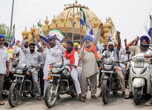 Kisan Mazdoor Sangharsh Committee protests against the proposed Indo- US Trade deal Amritsar, Jul 15 (ANI): Farmers from Kisan Mazdoor Sangharsh Committee take part in a motorcycle protest rally against the proposed Indo- US Trade deal, in Amritsar on Wednesday. (Raminder Pal Singh ANI Photo) Amritsar Punjab India Copyright: xANIx ANI_20260715128