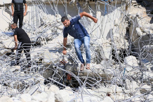News Bilder des Tages July 15, 2026, Jenin, West Bank, Palestine: Palestinians inspect a house after it was demolished by Israeli bulldozers in the village of Anza, south of Jenin in the West Bank. The Israeli bulldozers demolished the Palestinian home, located in Area B, which is under the administration of the Palestinian Authority headed by Mahmoud Abbas in the West Bank. The Israeli government seeks to seize control of land in the West Bank. Jenin Palestine  - ZUMAs197 20260715_aaa_s197_007 Copyright: xNasserxishatyehx