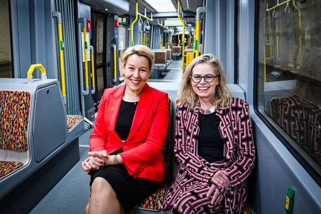 News Themen der Woche KW29 News Bilder des Tages Start des Urbanliners der BVG ** NUR FÜR REDAKTIONELLE ZWECKE ** EDITORIAL USE ONLY **<p>Start des Urbanliners der BVG, Eine neue Urbanliner Straßenbahn fährt zur ersten offiziellen Fahrt im Fahrgastbetrieb aus dem Betriebshof Weissensee. Die neue 50 Meter lange Straßenbahn ist größer als vorherige Modelle und wird zunächst auf der stark nachgefragten Linie M4 unterwegs sein, Franziska Giffey (SPD) Senatorin für Wirtschaft, Energie und Betriebe und Ute Bonde (CDU), Senatorin für Mobilität, Verkehr, Klimaschutz und Umwelt, fotografiert am 15.07.2026 in Berlin Berlin Berlin Berlin Copyright: MaurizioxGambarini *** Launch of the BVG Urbanliner ** FOR EDITORIAL USE ONLY ** EDITORIAL USE ONLY ** p Launch of the BVG Urbanliner: A new Copyright: MaurizioxGambarini doc86q75yxakop8asche56 ,EDITORIAL USE ONLY