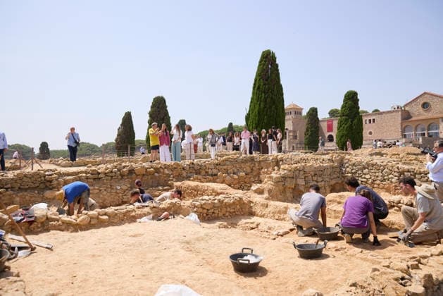 July 15, 2026, Girona, Girona, Spain: CROWN PRINCESS LEONOR of Spain and PRINCESS SOFIA of Spain visit the EmpoÂºries archaeological site with young people from the Foundation s programmes following the Princess of Girona Awards 2026 Girona Spain  - ZUMAc260 20260715_zep_c260_006 Copyright: xMikexChicorrox
