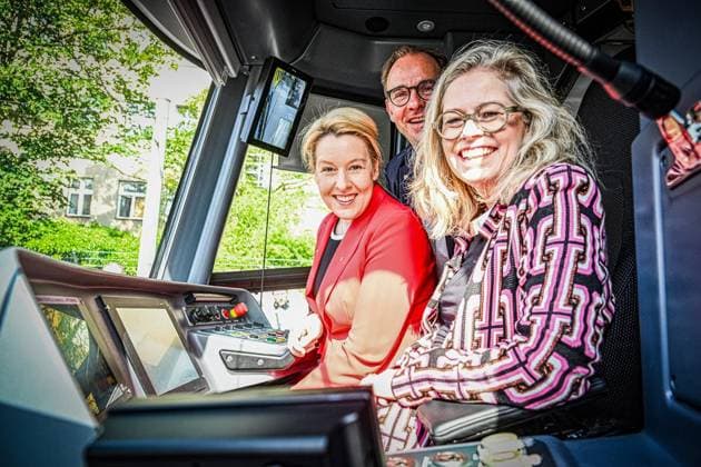 Start des Urbanliners der BVG ** NUR FÜR REDAKTIONELLE ZWECKE ** EDITORIAL USE ONLY **<p>Start des Urbanliners der BVG, Eine neue Urbanliner Straßenbahn fährt zur ersten offiziellen Fahrt im Fahrgastbetrieb aus dem Betriebshof Weissensee. Die neue 50 Meter lange Straßenbahn ist größer als vorherige Modelle und wird zunächst auf der stark nachgefragten Linie M4 unterwegs sein, Franziska Giffey (SPD) Senatorin für Wirtschaft, Energie und Betriebe und Ute Bonde (CDU), Senatorin für Mobilität, Verkehr, Klimaschutz und Umwelt, fotografiert am 15.07.2026 in Berlin Berlin Berlin Berlin Copyright: MaurizioxGambarini *** Launch of the BVG Urbanliner ** FOR EDITORIAL USE ONLY ** EDITORIAL USE ONLY ** p Launch of the BVG Urbanliner: A new Copyright: MaurizioxGambarini doc86q76x1k4351ev0m9qil ,EDITORIAL USE ONLY