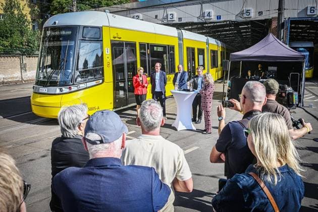 Start des Urbanliners der BVG ** NUR FÜR REDAKTIONELLE ZWECKE ** EDITORIAL USE ONLY **<p>Start des Urbanliners der BVG, Eine neue Urbanliner Straßenbahn fährt zur ersten offiziellen Fahrt im Fahrgastbetrieb aus dem Betriebshof Weissensee. Die neue 50 Meter lange Straßenbahn ist größer als vorherige Modelle und wird zunächst auf der stark nachgefragten Linie M4 unterwegs sein, fotografiert am 15.07.2026 in Berlin Berlin Berlin Berlin Copyright: MaurizioxGambarini *** Launch of the BVG Urbanliner ** FOR EDITORIAL USE ONLY ** EDITORIAL USE ONLY ** p Launch of the BVG Urbanliner: A new Urbanliner tram departs from the Weissensee depot for its first official passenger service. The new 50-meter-long tram is larger than previous models a Copyright: MaurizioxGambarini doc86q7alfzcv61frl2ft6q ,EDITORIAL USE ONLY