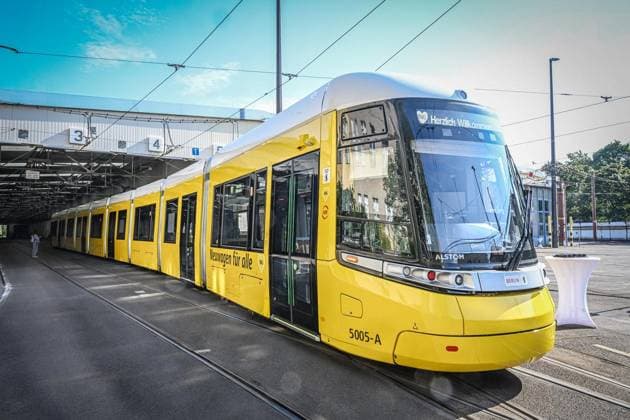 Start des Urbanliners der BVG ** NUR FÜR REDAKTIONELLE ZWECKE ** EDITORIAL USE ONLY **<p>Start des Urbanliners der BVG, Eine neue Urbanliner Straßenbahn fährt zur ersten offiziellen Fahrt im Fahrgastbetrieb aus dem Betriebshof Weissensee. Die neue 50 Meter lange Straßenbahn ist größer als vorherige Modelle und wird zunächst auf der stark nachgefragten Linie M4 unterwegs sein, fotografiert am 15.07.2026 in Berlin Berlin Berlin Berlin Copyright: MaurizioxGambarini *** Launch of the BVG Urbanliner ** FOR EDITORIAL USE ONLY ** EDITORIAL USE ONLY ** p Launch of the BVG Urbanliner: A new Urbanliner tram departs from the Weissensee depot for its first official passenger service. The new 50-meter-long tram is larger than previous models a Copyright: MaurizioxGambarini doc86q7degyv141hyjvpe4t ,EDITORIAL USE ONLY