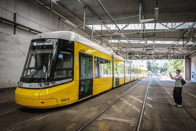 Start des Urbanliners der BVG ** NUR FÜR REDAKTIONELLE ZWECKE ** EDITORIAL USE ONLY **<p>Start des Urbanliners der BVG, Eine neue Urbanliner Straßenbahn fährt zur ersten offiziellen Fahrt im Fahrgastbetrieb aus dem Betriebshof Weissensee. Die neue 50 Meter lange Straßenbahn ist größer als vorherige Modelle und wird zunächst auf der stark nachgefragten Linie M4 unterwegs sein, fotografiert am 15.07.2026 in Berlin Berlin Berlin Berlin Copyright: MaurizioxGambarini *** Launch of the BVG Urbanliner ** FOR EDITORIAL USE ONLY ** EDITORIAL USE ONLY ** p Launch of the BVG Urbanliner: A new Urbanliner tram departs from the Weissensee depot for its first official passenger service. The new 50-meter-long tram is larger than previous models a Copyright: MaurizioxGambarini doc86q7deieloo14p8d7qjs ,EDITORIAL USE ONLY
